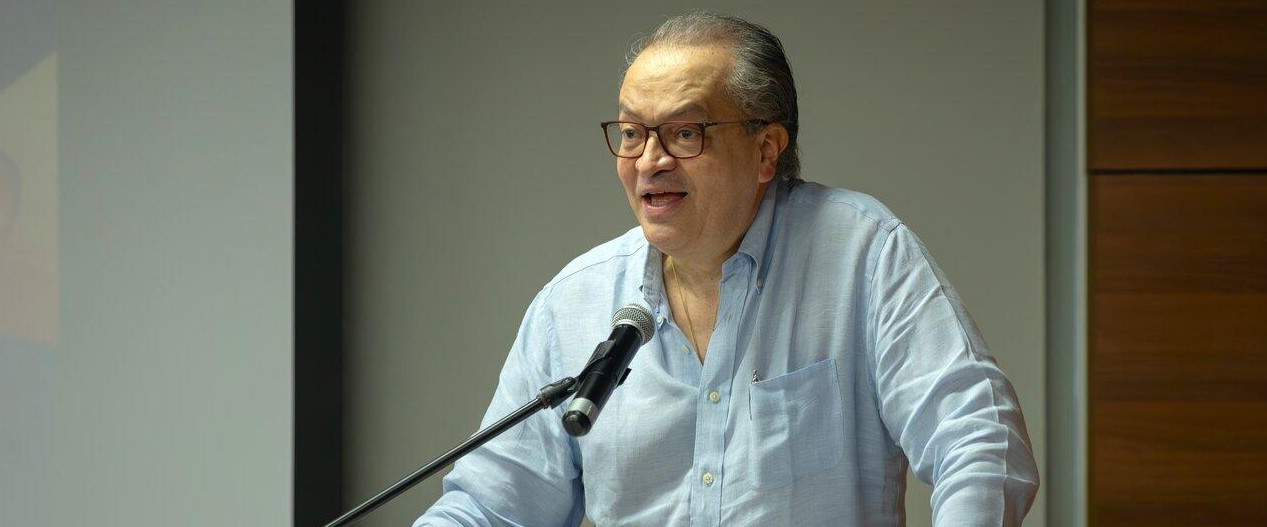 Fernando Carrillo presentó su libro “Defender la democracia sin miedo desde la democracia”