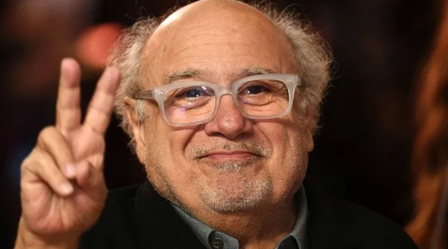 Danny DeVito celebra 80 años como un ícono vigente de Hollywood