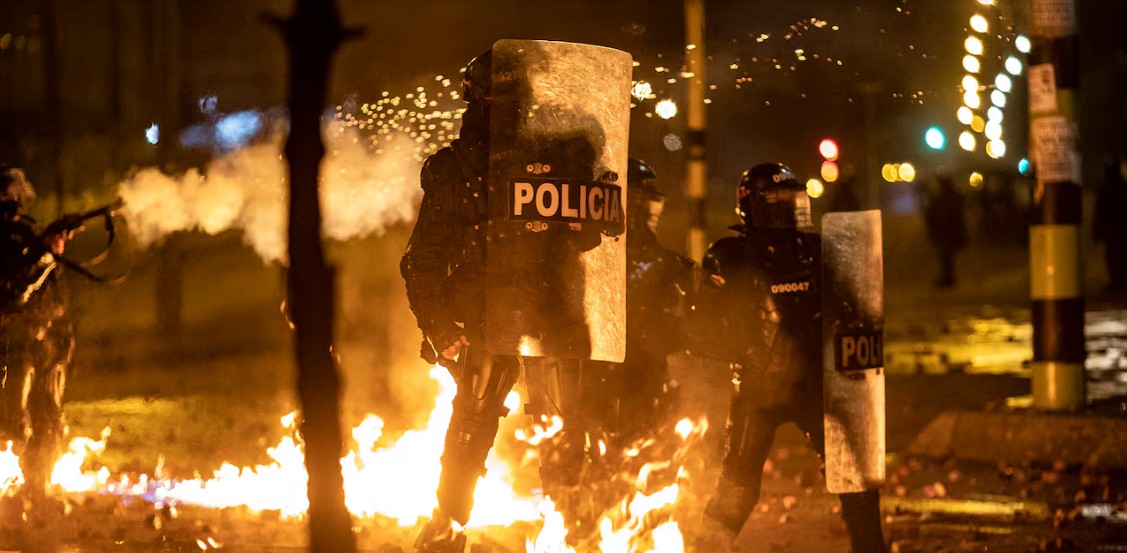 Condenan a 20 años de prisión a dos jóvenes por intentar quemar vivos a 15 policías en el CAI de La Aurora durante el Paro Nacional de 2021