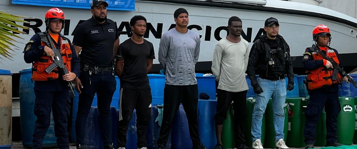 Armada incauta más de 700 kilos de marihuana en el mar Caribe y captura a tres costarricenses cerca de Barranquilla
