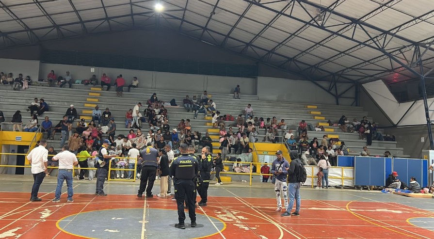 Éxodo por el terror! Más de 300 personas huyen de los combates en Jamundí, Valle del Cauca