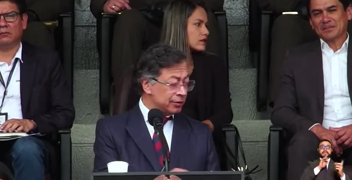 ¡CONFUSIÓN EN PLENO HOMENAJE! EL LAPSUS DE PETRO AL NOMBRAR A MIGUEL URIBE