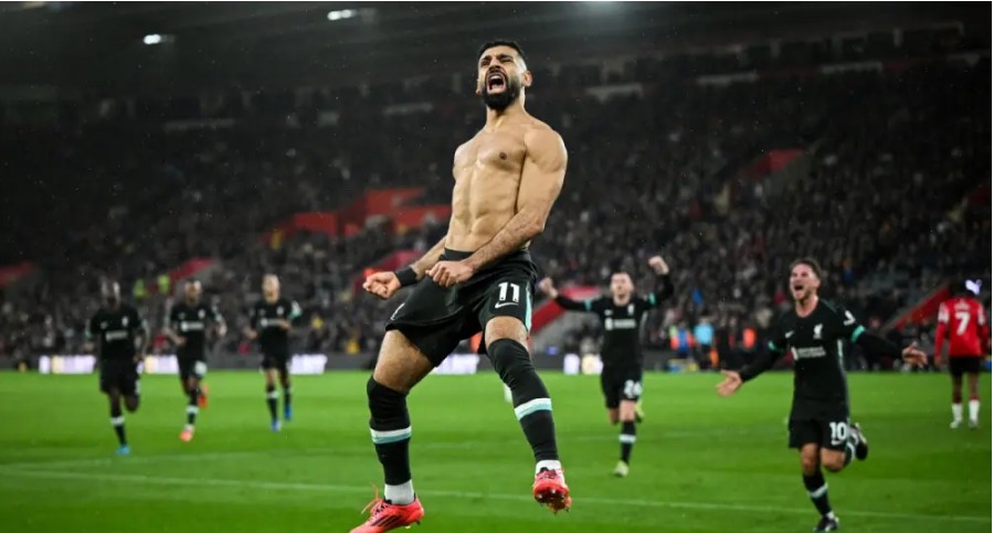 ¿Por qué sancionan a los futbolistas que se quitan la camiseta al celebrar un gol?