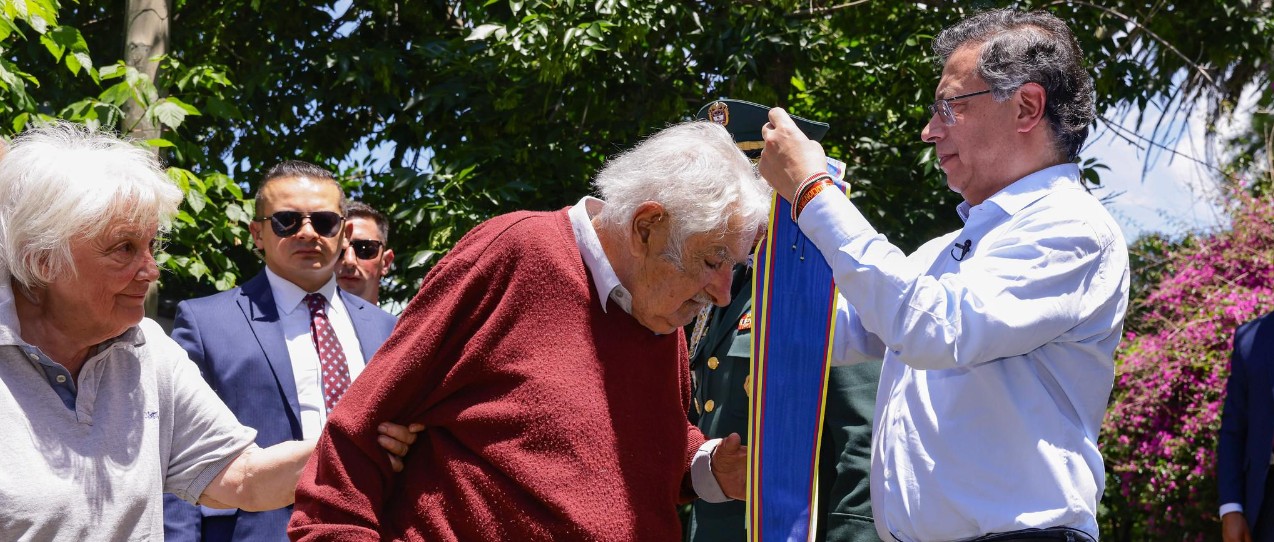 Gustavo Petro condecora a José Mujica con la Cruz de Boyacá y le entrega una bandera del M-19