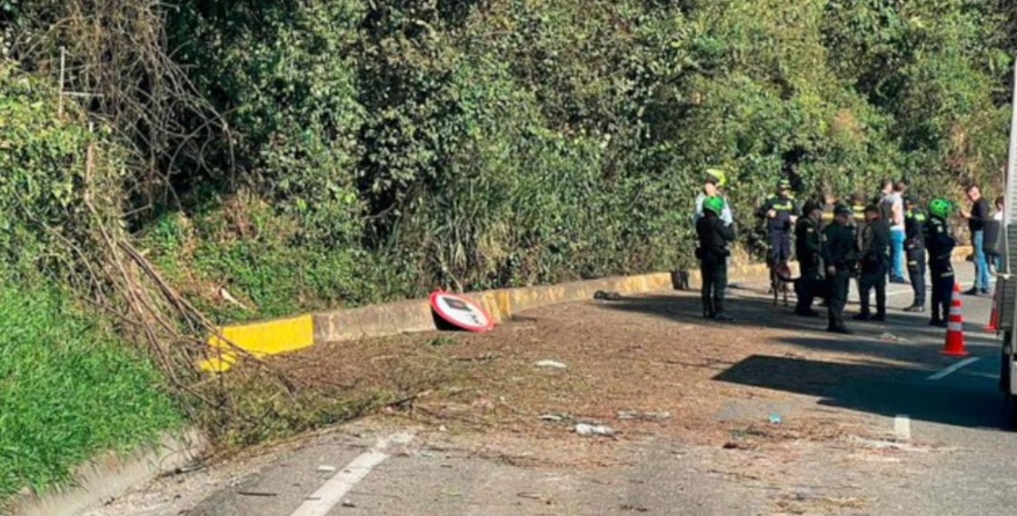 Explosión en la autopista Medellín – Bogotá deja un herido y cierra el paso