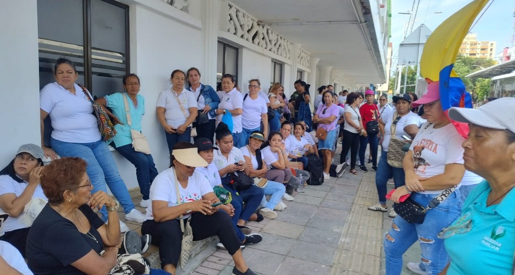 Madres comunitarias exigen pago de salarios atrasados con protesta pacífica
