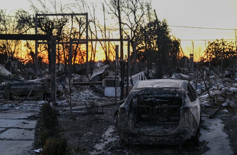 Bomberos de Los Ángeles siguen luchando contra voraces incendios que dejan más de 20 muertos