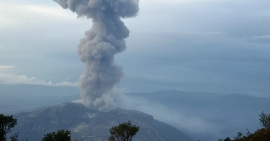 Impresionante columna de humo salió del volcán Nevado del Ruiz; SGC llama a la calma