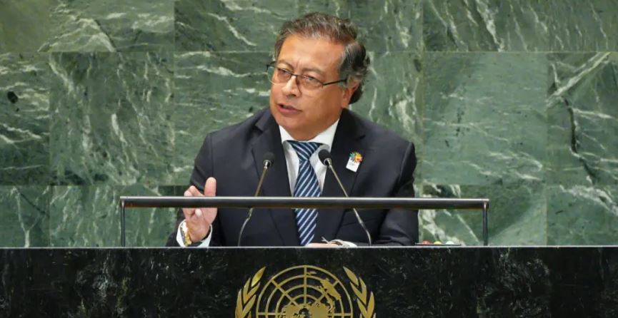 Petro critica a Trump por llamar delincuentes a niños colombianos deportados