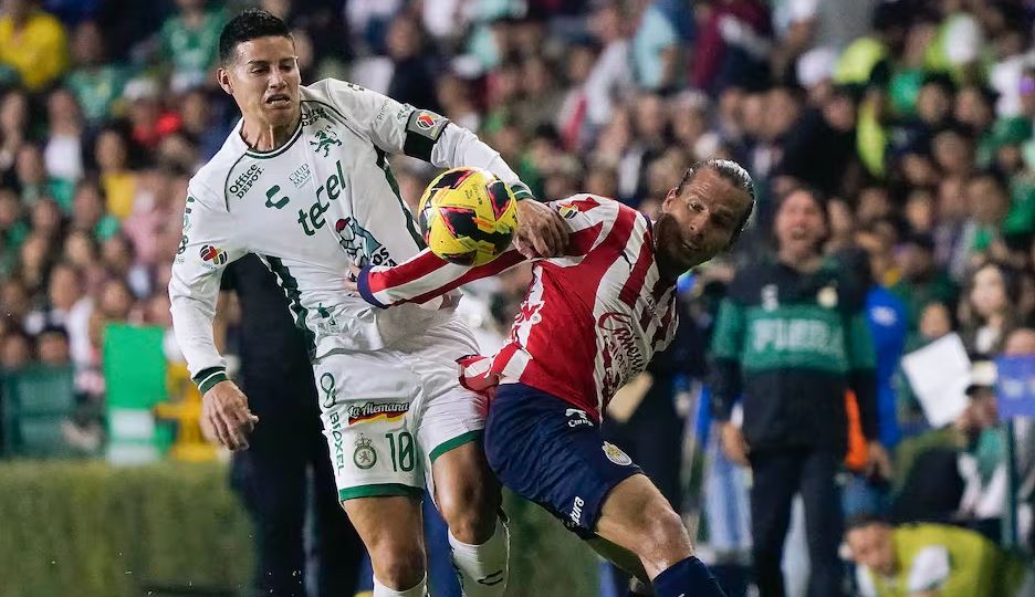 La polémica patada del técnico de Chivas a James Rodríguez